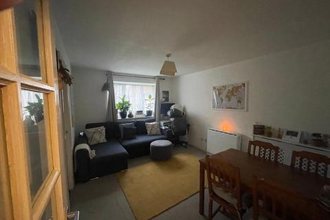 1 bedroom ground floor flat to rent, 214 Mullards Close CR4