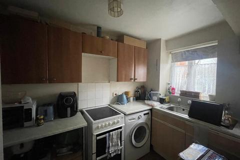 1 bedroom ground floor flat to rent, 214 Mullards Close CR4