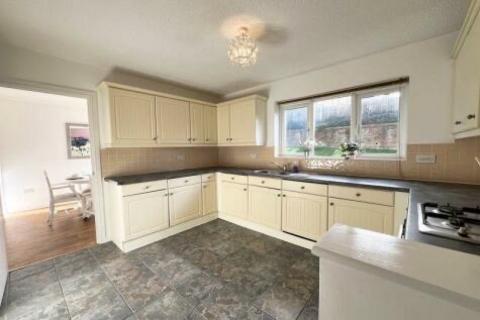 6 bedroom detached house to rent, 4 Nyth Yr Eos, Rhoose, Barry