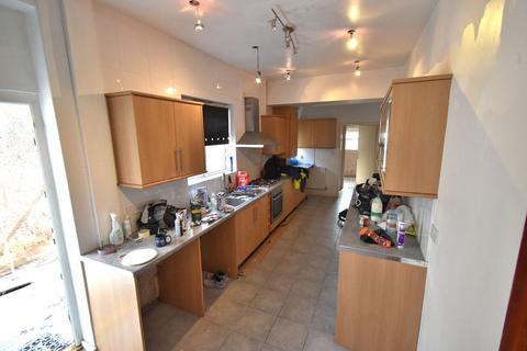 5 bedroom terraced house to rent, Lodge Road, West Bromwich, B70 8PL