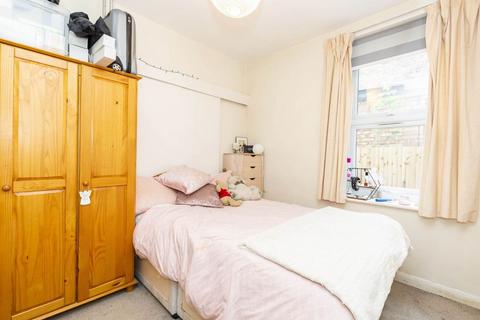 3 bedroom terraced house to rent, W12