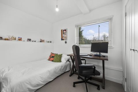 2 bedroom flat to rent, Bartholomew Close, SW18