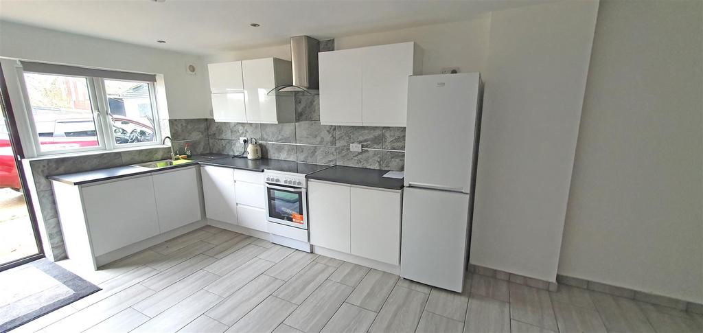 1 bed apartment kitchen.jpg