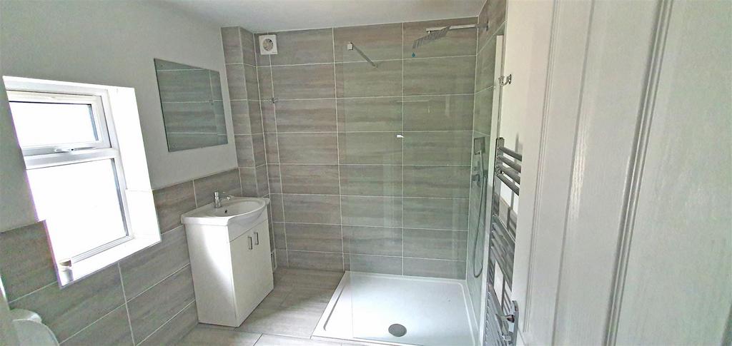 1 bed apartment WC &amp; shower room.jpg