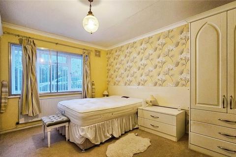 2 bedroom maisonette to rent, Park Road, Stanwell, Staines-upon-Thames, Surrey, TW19