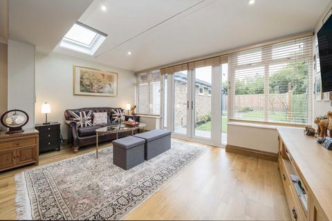23 Howard Close, London, W3 0JY