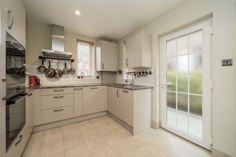23 Howard Close, London, W3 0JY