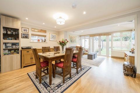 23 Howard Close, London, W3 0JY