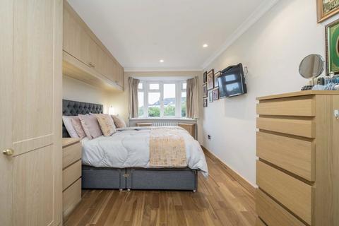 23 Howard Close, London, W3 0JY