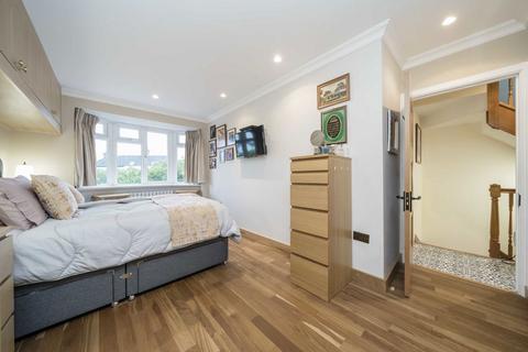 23 Howard Close, London, W3 0JY