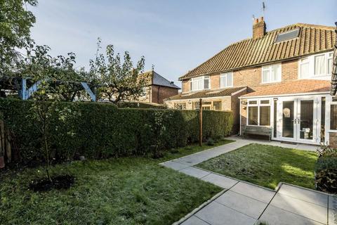 23 Howard Close, London, W3 0JY