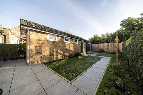 23 Howard Close, London, W3 0JY