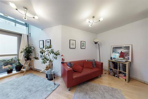 2 bedroom flat for sale, Benwell Road, London