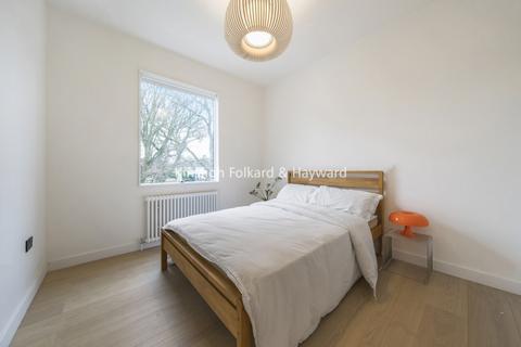 3 bedroom apartment to rent, St. Aidans Road London SE22