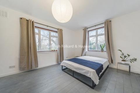 3 bedroom apartment to rent, St. Aidans Road London SE22