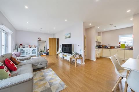 3 bedroom apartment for sale, Bournebrook Grove, Romford, RM7