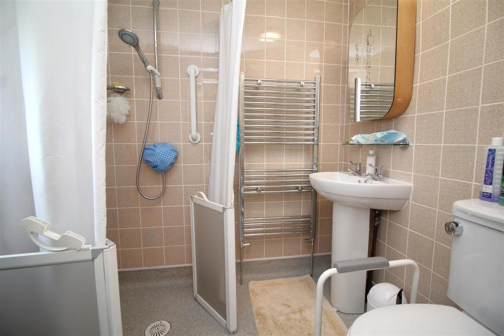 Ensuite shower room.JPG