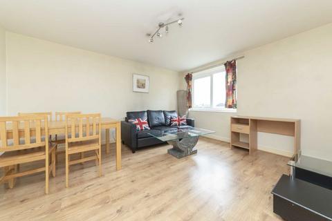 2 bedroom flat to rent, Ferguson Close, London E14