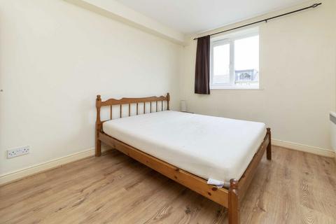 2 bedroom flat to rent, Ferguson Close, London E14