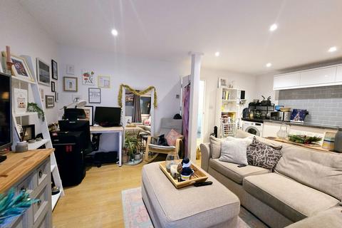 1 bedroom flat to rent, Balham High Road, London SW17