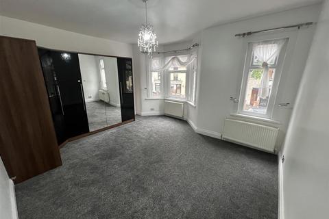 4 bedroom property to rent, Peel Road, London, E18