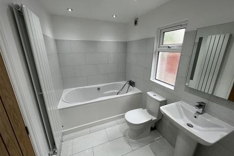 4 bedroom property to rent, Peel Road, London, E18