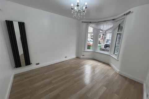 4 bedroom property to rent, Peel Road, London, E18