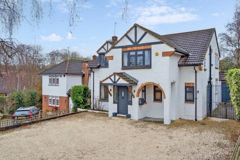 5 bedroom detached house to rent, The Uplands, Gerrards Cross