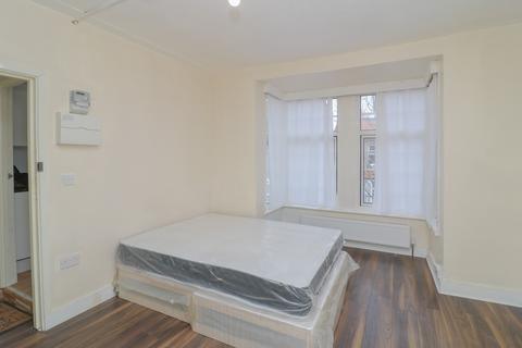 Studio to rent, Fernlea Road, Mitcham CR4