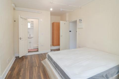 Studio to rent, Fernlea Road, Mitcham CR4