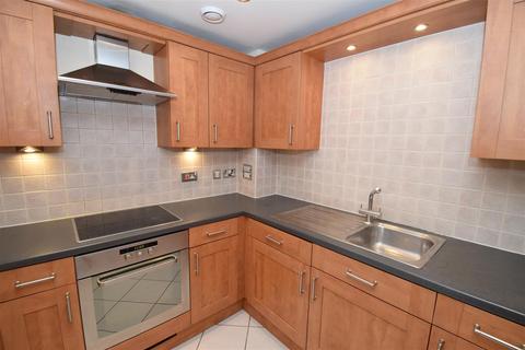 2 bedroom apartment to rent, Kings Road, Woking GU21