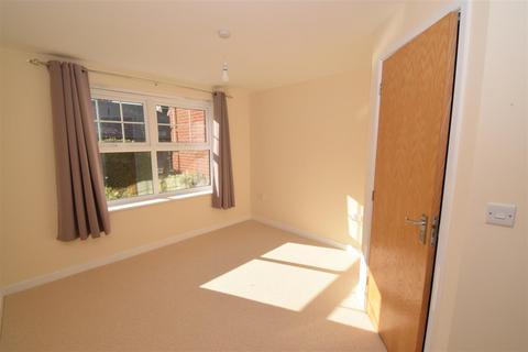 2 bedroom apartment to rent, Kings Road, Woking GU21