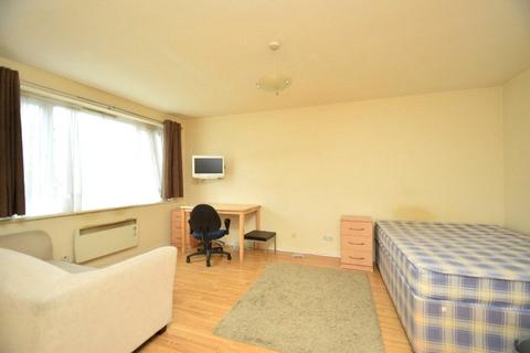 Studio to rent, Finchley Lodge, Gainsborough Road, London, N12