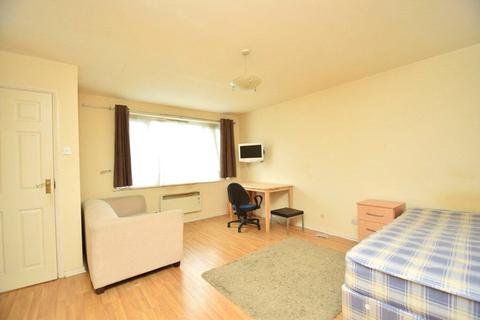 Studio to rent, Finchley Lodge, Gainsborough Road, London, N12