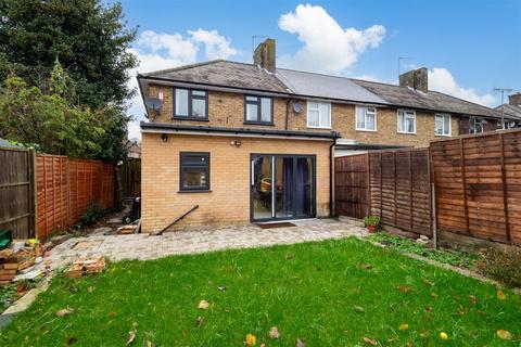 4 bedroom end of terrace house to rent, Hartland Road, Morden