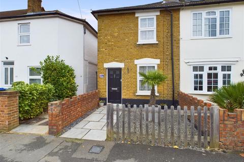 2 bedroom end of terrace house to rent, Cambridge Road, Walton-On-Thames