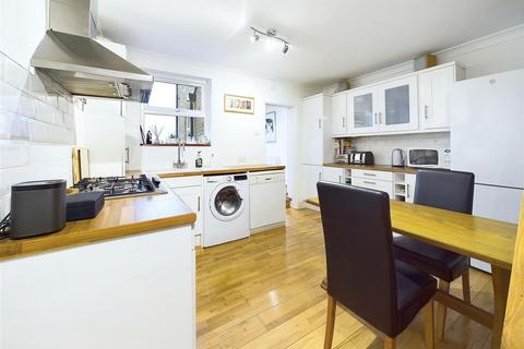 2 bedroom end of terrace house to rent, Cambridge Road, Walton-On-Thames