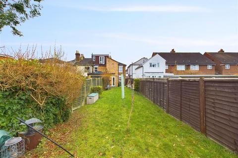 2 bedroom end of terrace house to rent, Cambridge Road, Walton-On-Thames