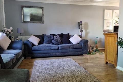 2 bedroom end of terrace house to rent, Lyall Way, Rainham