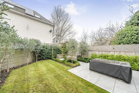 4 Bat Gardens, Kingston Upon Thames, KT2 5FS