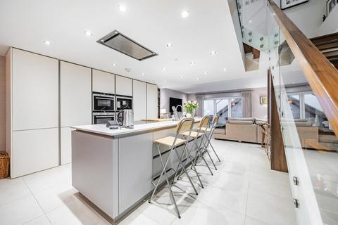 4 Bat Gardens, Kingston Upon Thames, KT2 5FS