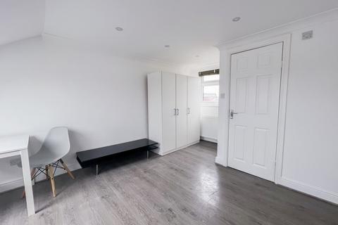 Studio to rent, Thorold Road, Ilford, IG1