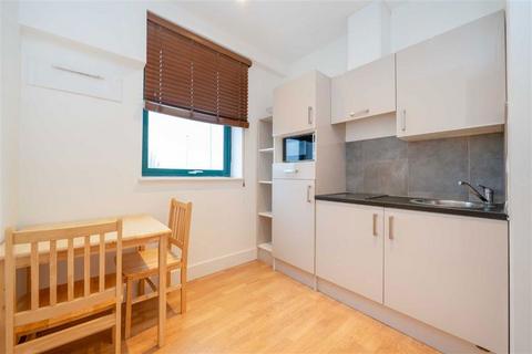 Studio to rent, Brent Cross Gardens, London NW4