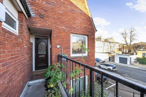 2 bedroom flat for sale, Gautrey Road, Nunhead