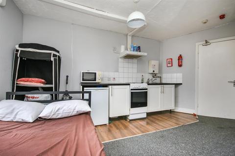 Studio to rent, Highbury Park, London N5