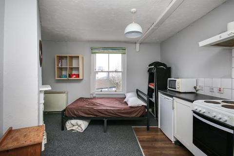 Studio to rent, Highbury Park, London N5