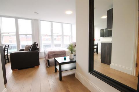 Studio to rent, The Bruce Building, City Centre