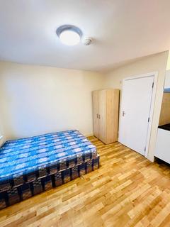 Studio to rent, SE5 8TR