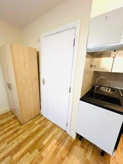 Studio to rent, SE5 8TR