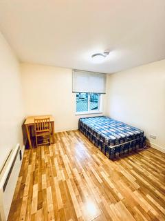 Studio to rent, SE5 8TR